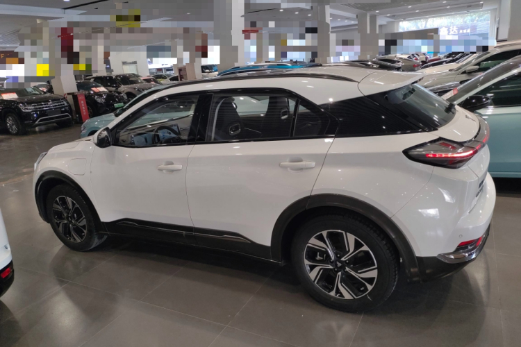 哪吒汽车 2022款 哪吒U-Ⅱ 610 三元锂车身外观4