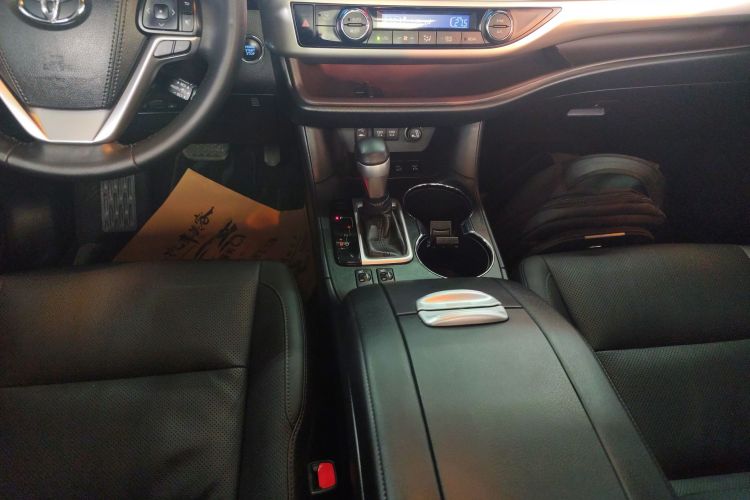 丰田 汉兰达 2018款 2.0T 四驱豪华版 7座 国VI中控内饰18