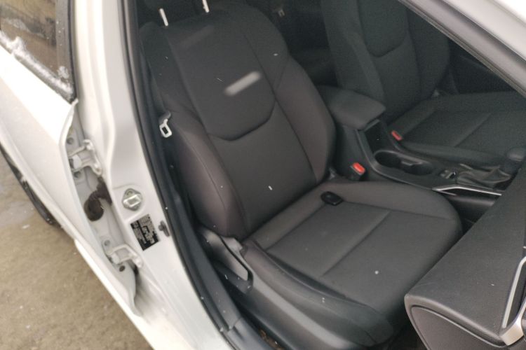 丰田 雷凌 2023款 智能电混双擎 1.8L 领先版局部细节41