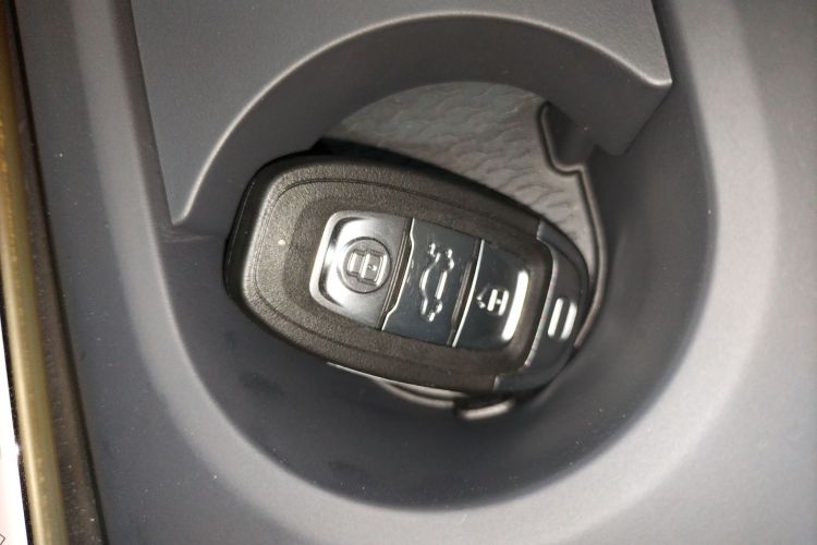 红旗E-QM5 2025款 500km 出行版中控内饰7001