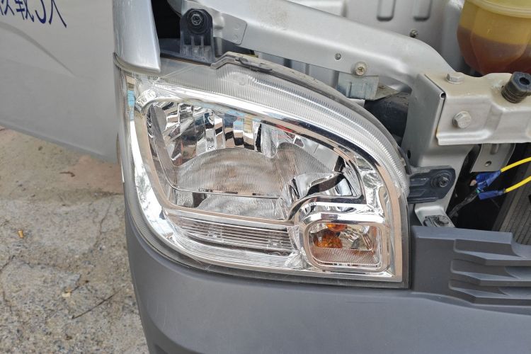 五菱汽车 五菱之光 2015款 1.2L 标准型LSI车身外观8