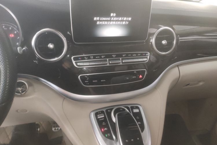 奔驰V级 2017款 V 260 尊贵版中控内饰16