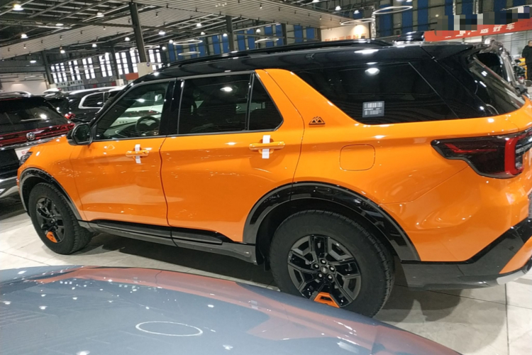 福特 探险者 2024款 2.3T EcoBoost 昆仑巅峰版 7座车身外观4