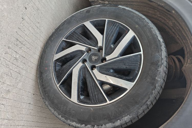 哪吒汽车 哪吒U 2022款 Pro 400 畅行版车身外观10