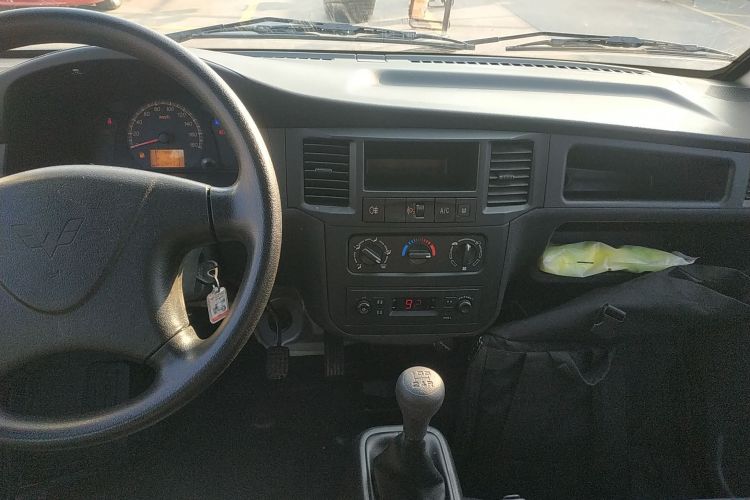 五菱汽车 五菱之光 2023款 1.5L 实用型 5/7座中控内饰16