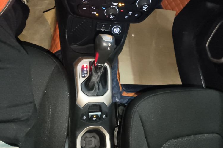 Jeep 自由侠 2018款 互联大屏版 180T 自动高能版中控内饰18