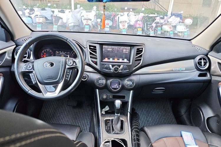 比亚迪 宋 2017款 盖世升级版 1.5TID 自动豪雅型中控内饰12