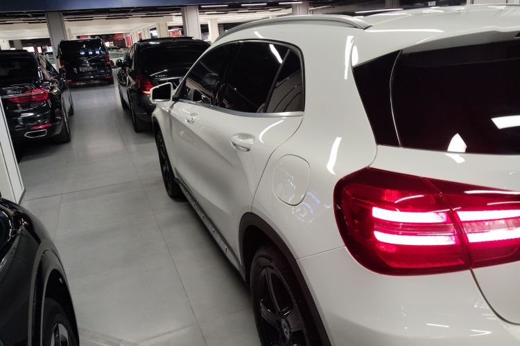 奔驰GLA 2019款 GLA 200 时尚型车身外观4