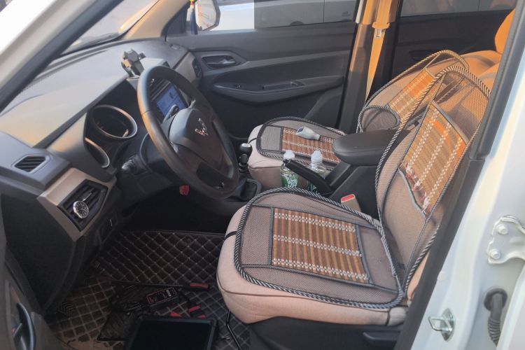 五菱汽车 五菱宏光 2019款 1.5L S标准型国VI LAR中控内饰19