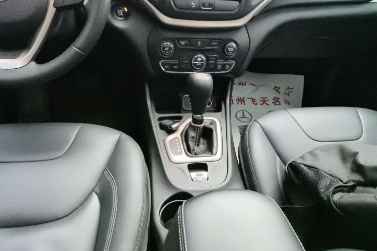 Jeep 自由光 2016款 2.0L 优越版中控内饰18