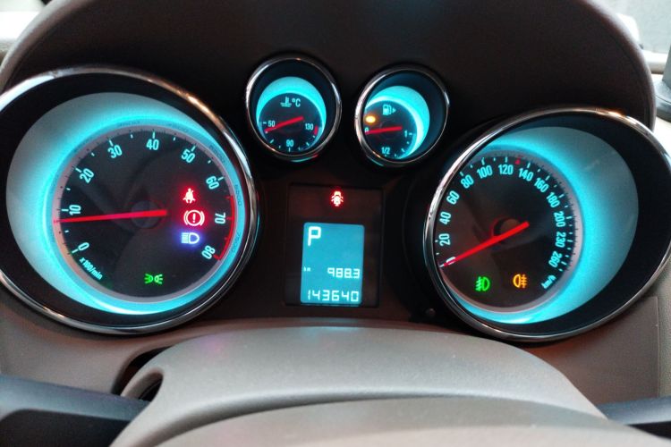 别克 英朗 2013款 GT 1.6L 自动时尚版中控内饰14