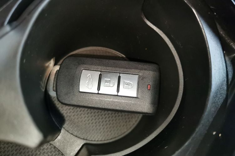 三菱 欧蓝德 2019款 2.4L 四驱致享版 5座 国VI中控内饰7001