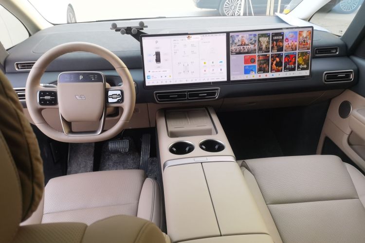 理想汽车 理想MEGA 2025款 Home 家庭特别版中控内饰7002