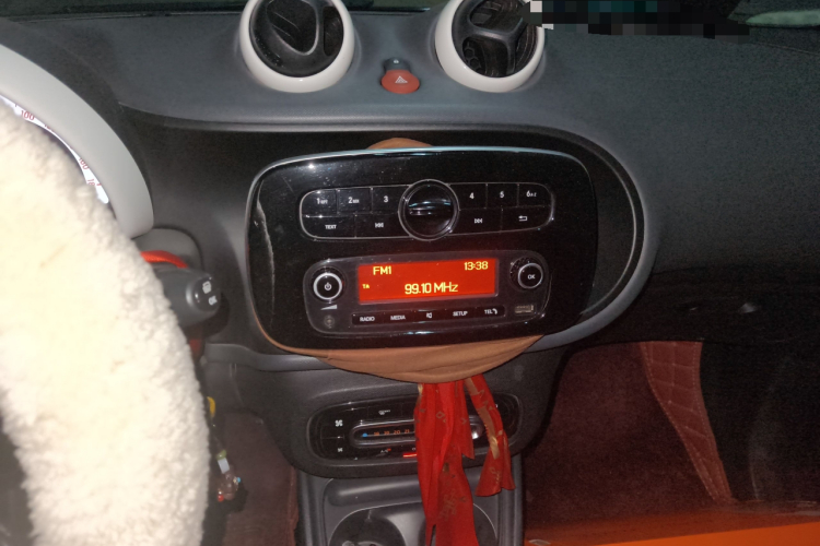 smart fortwo 2015款 1.0L 52千瓦硬顶灵动版中控内饰16