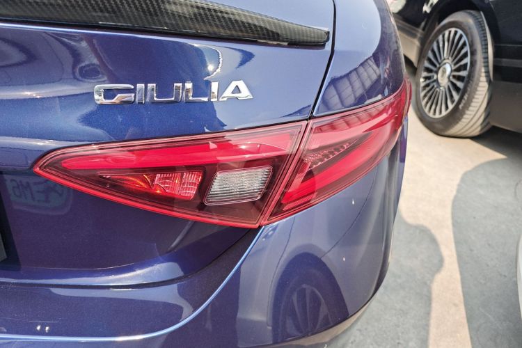 阿尔法·罗密欧 Giulia朱丽叶 2017款 2.0T 200HP 精英版车身外观9