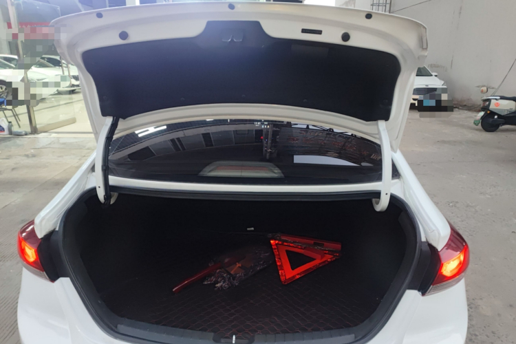 现代 领动 2018款 1.4T 双离合炫动·活力型机舱底盘23