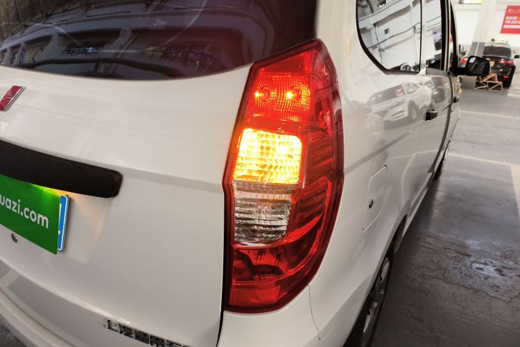 五菱汽车 五菱宏光 2015款 1.2L S 基本型国V车身外观9