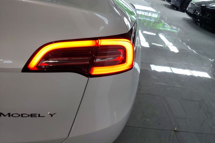 特斯拉 Model Y 2022款 改款 长续航全轮驱动版车身外观9