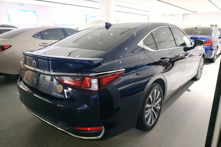 雷克萨斯ES 2020款 200 豪华版车身外观7