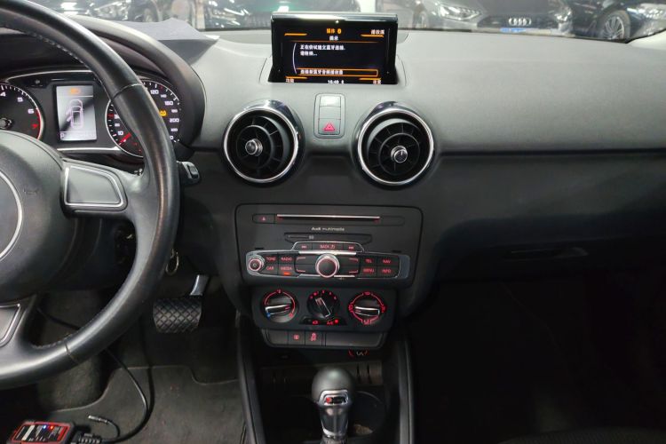 奥迪A1 2016款 30 TFSI Sportback Design风尚版中控内饰16