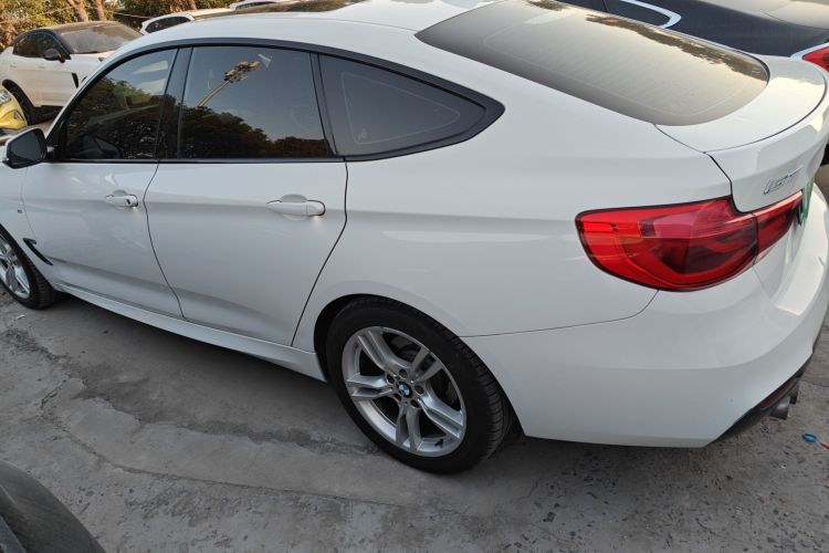 宝马3系GT 2019款 320i M运动型车身外观4