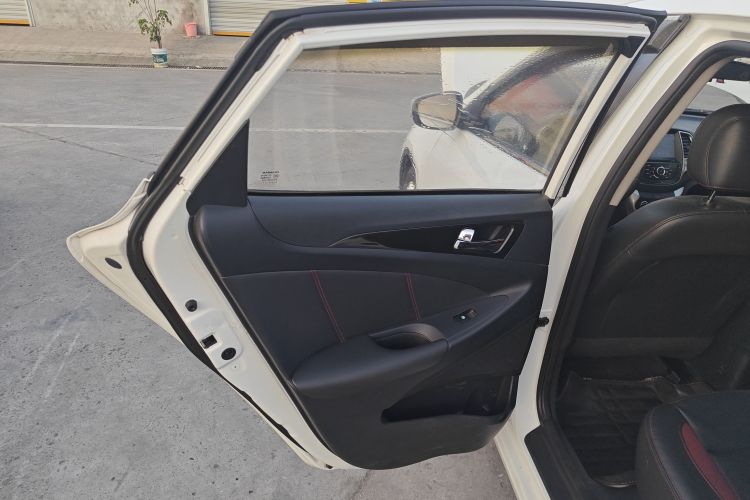 长安 逸动 2013款 1.6L 手动俊酷型 国IV中控内饰49