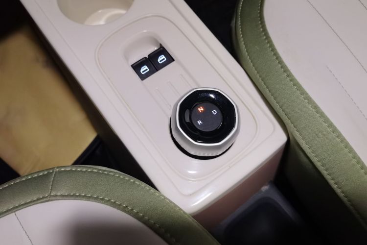 吉利银河 2025款 210km 熊猫骑士中控内饰18