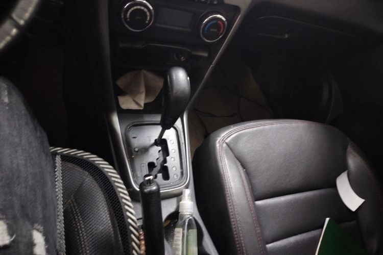 奇瑞 瑞虎3 2015款 1.6L CVT智尚纪念版中控内饰18