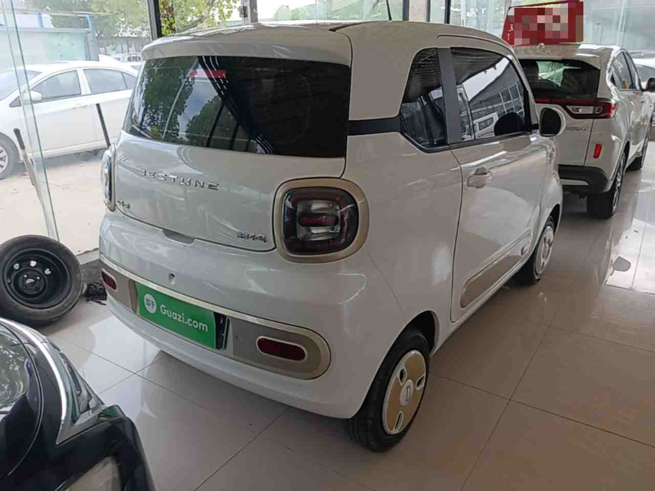 车辆右后45度外观展示