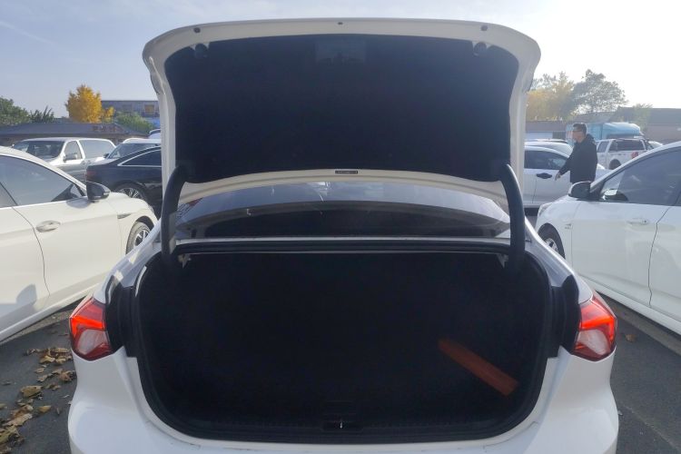 福特 福克斯 2021款 三厢 EcoBoost 180 自动ST Line机舱底盘23