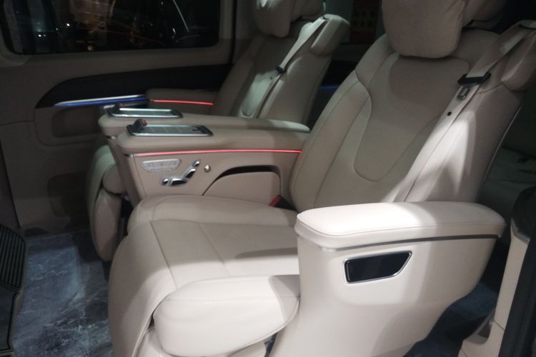 奔驰V级 2024款 V 300 L 长轴距尊贵版中控内饰21