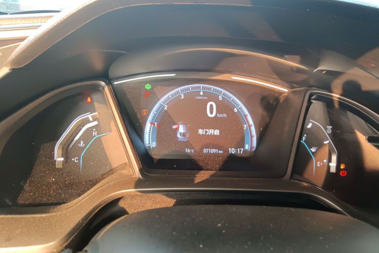 本田 思域 2021款 HATCHBACK 220TURBO CVT新锐控局部细节14