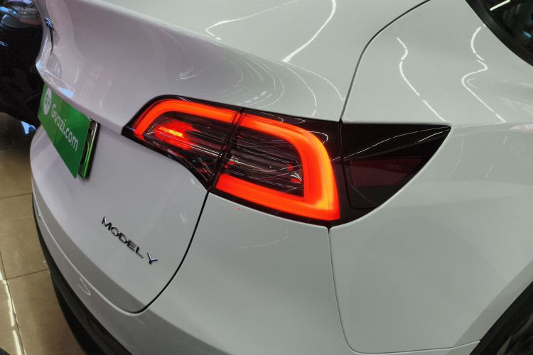 特斯拉 Model Y 2022款 改款 长续航全轮驱动版车身外观9