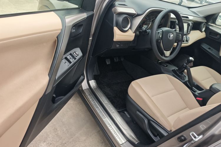 丰田 RAV4荣放 2015款 2.0L 手动两驱都市版中控内饰7003
