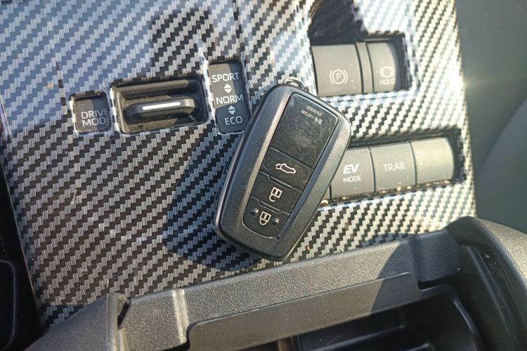 丰田 汉兰达 2022款 双擎 2.5L 四驱尊贵版 7座中控内饰11