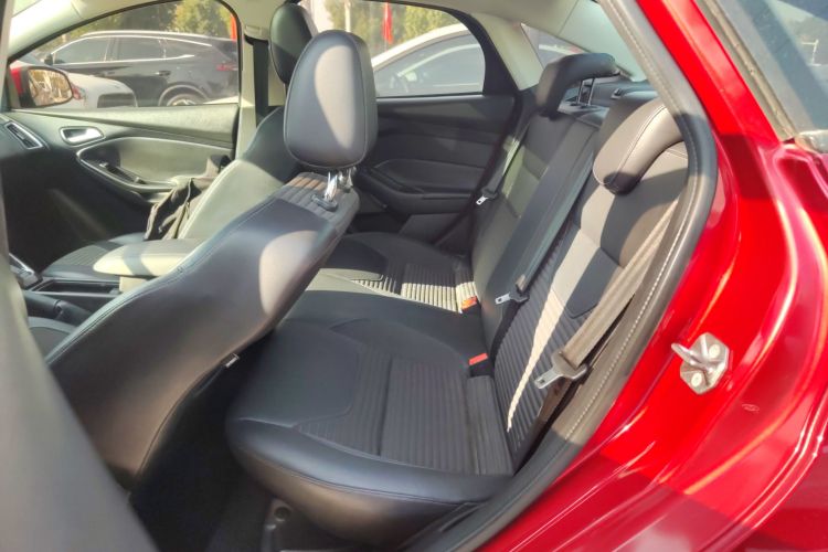 福特 福克斯 2015款 三厢 1.6L 自动风尚型中控内饰21