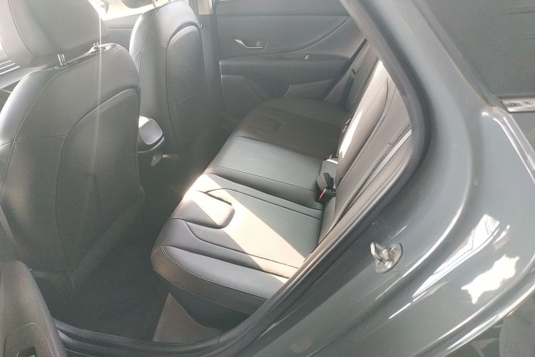 现代 伊兰特 2021款 1.5L CVT LUX尊贵版中控内饰21