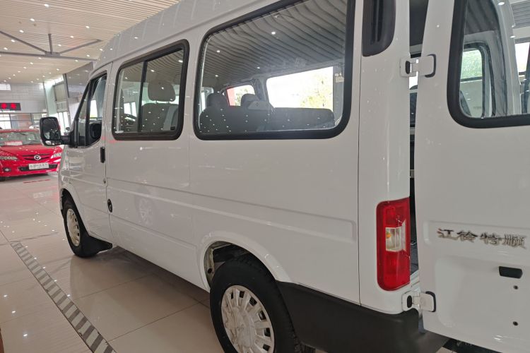 江铃 特顺 2019款 2.8T商运型短轴中顶6座国VI JX493车身外观4