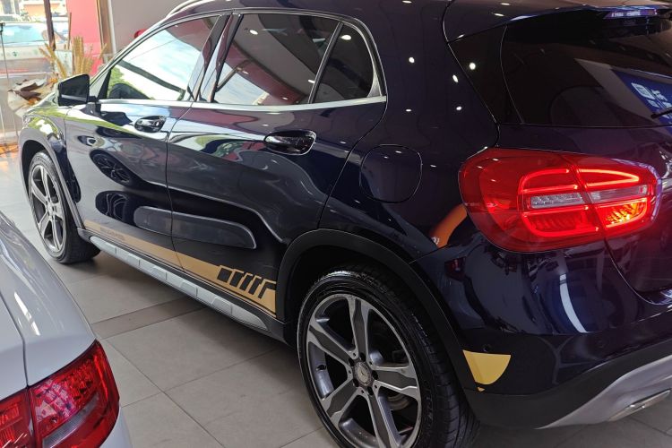 奔驰GLA 2016款 GLA 220 4MATIC 豪华型车身外观4