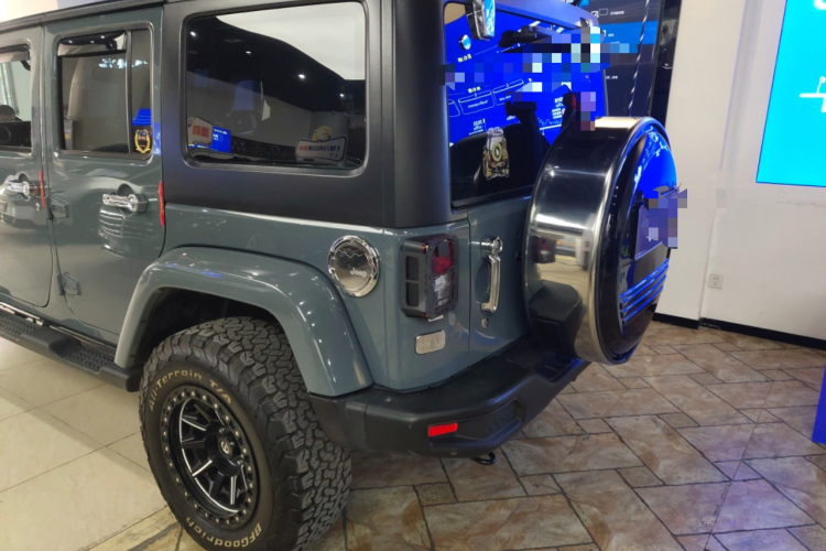 Jeep 牧马人 2014款 3.0L Sahara 四门版车身外观6