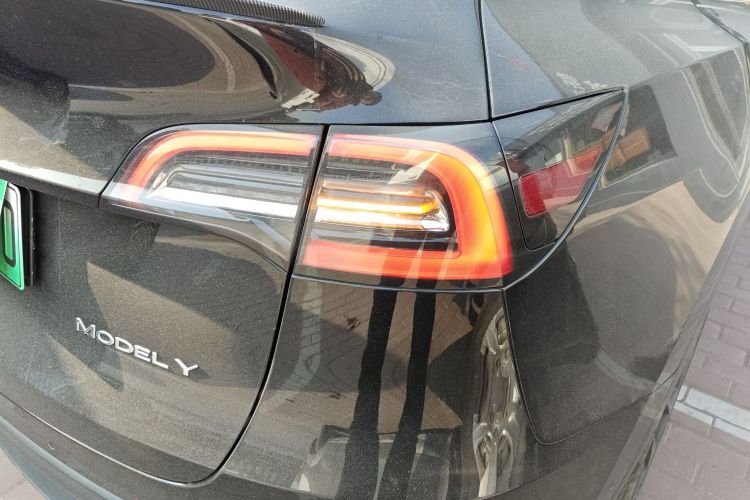 特斯拉 Model Y 2021款 标准续航后驱版车身外观9