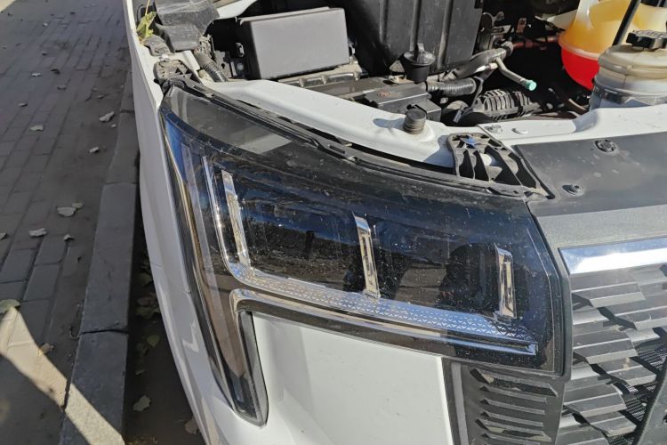 上汽大通MAXUS 新途V80 2025款 PRO傲运通 2.0T 手动长轴超低顶 6/7/8/9座车身外观8