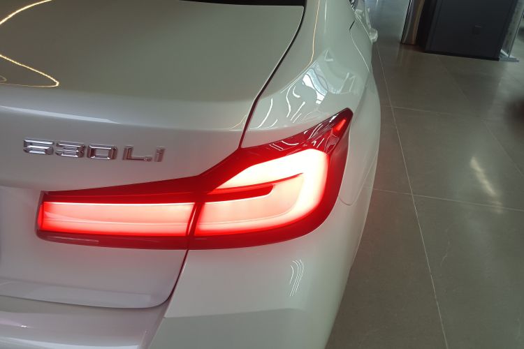 宝马5系 2022款 改款二 525Li M运动套装车身外观9