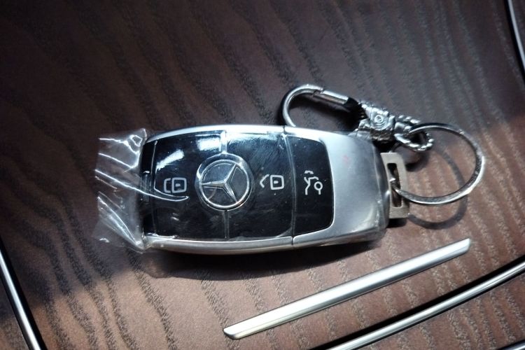 奔驰E级 2022款 改款 E 300 L 豪华型中控内饰11