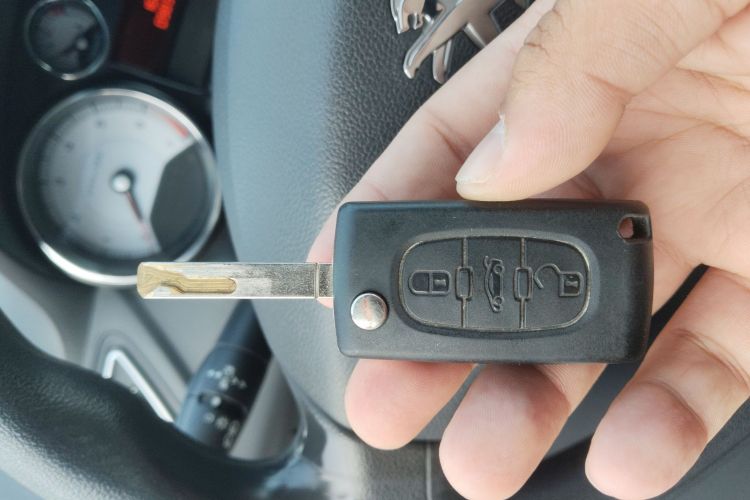 标致308 2014款 乐享版 经典 1.6L 手动优尚型中控内饰11