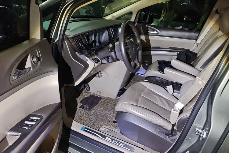 别克GL8 2013款 3.0L XT豪华商务旗舰版中控内饰7003