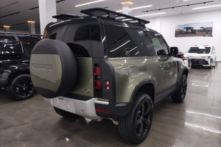 路虎卫士 2023款 90 3.0T P400 暗黑特别版车身外观7