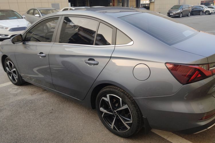 荣威i5 2023款 1.5L CVT尊荣版车身外观4