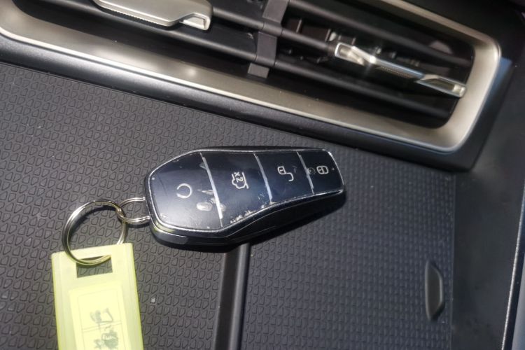 比亚迪 秦L 2024款 DM-i 80KM超越型中控内饰7001