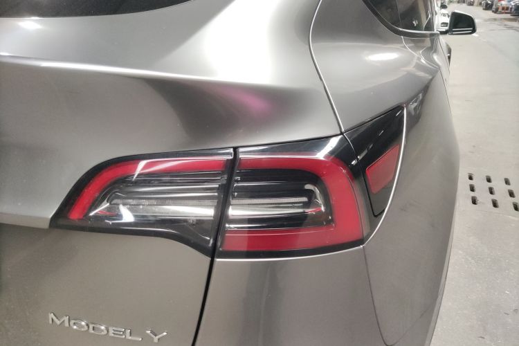 特斯拉 Model Y 2024款 后轮驱动版车身外观9